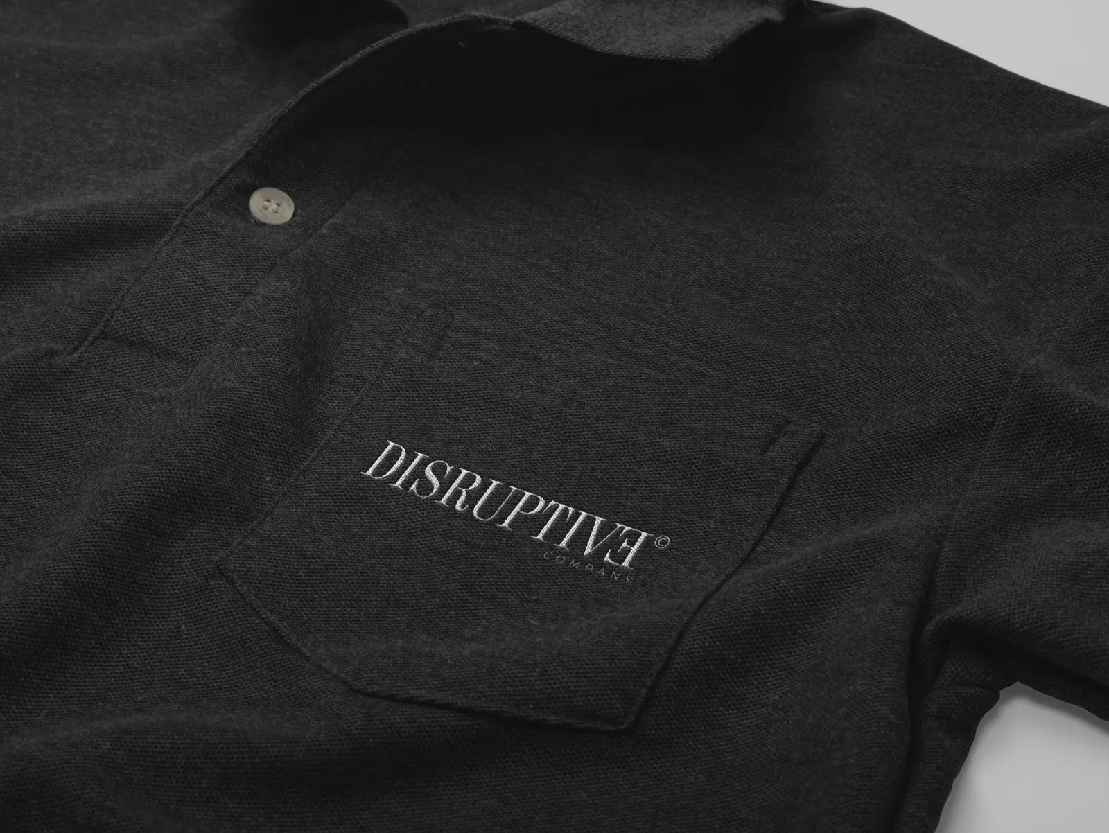 Polo com a marca Disruptive