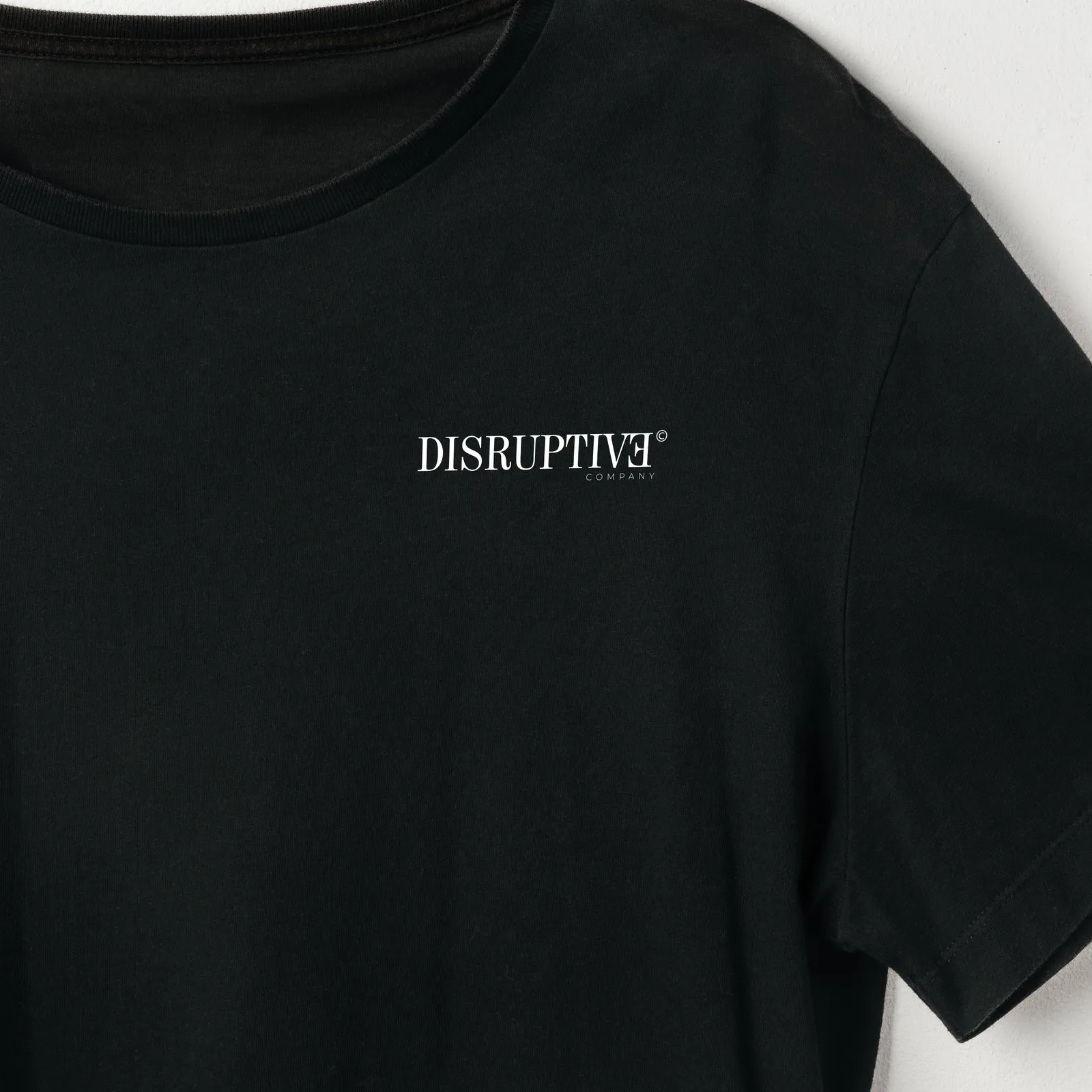 Camiseta branca com a marca Disruptive
